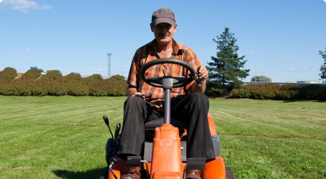 Billede af mand på græsslåmaskine